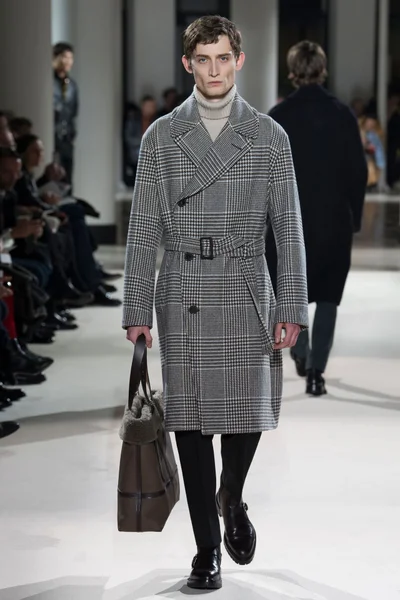 Look 15